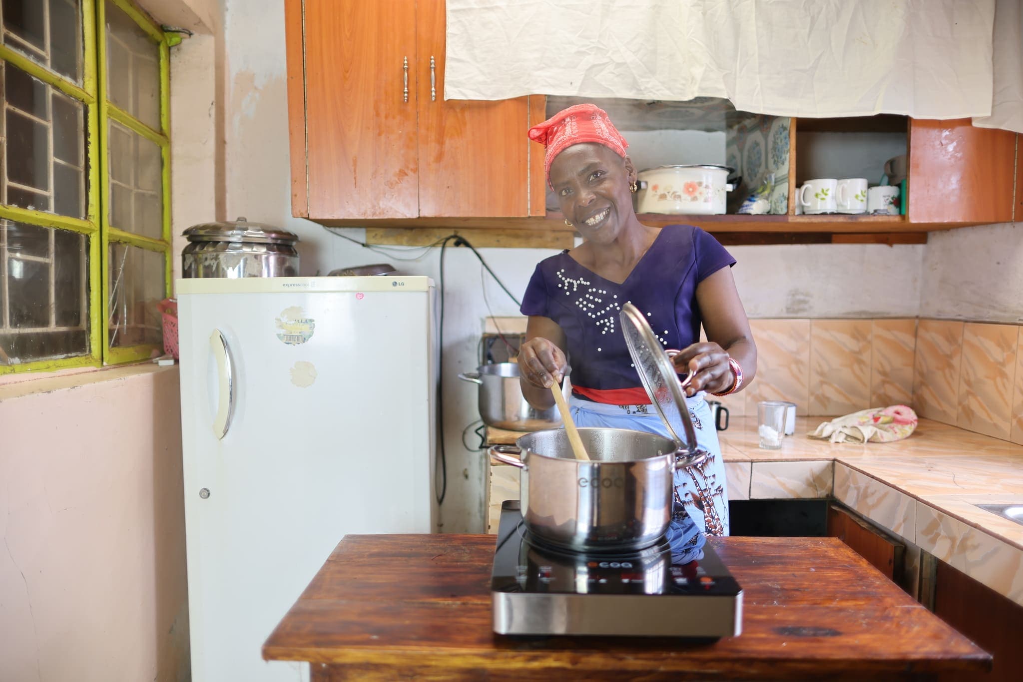 Gladys Mwaura using induction cooker